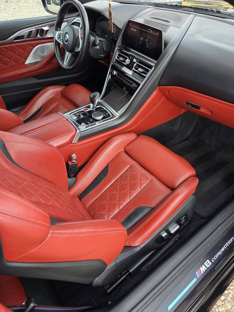 Interior BMW M8 după curățarea completă, cu pielea tratată și plasticele curate