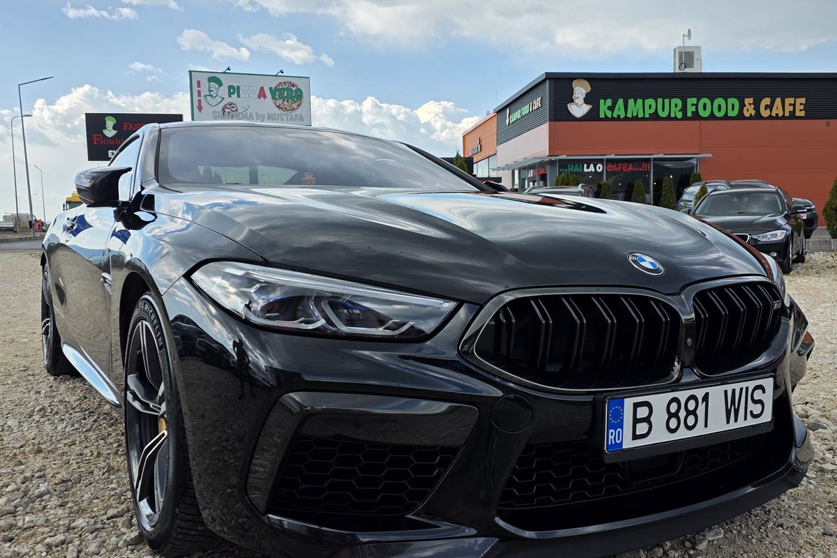 BMW M8 negru, exterior spălat și lustruit, vedere din față