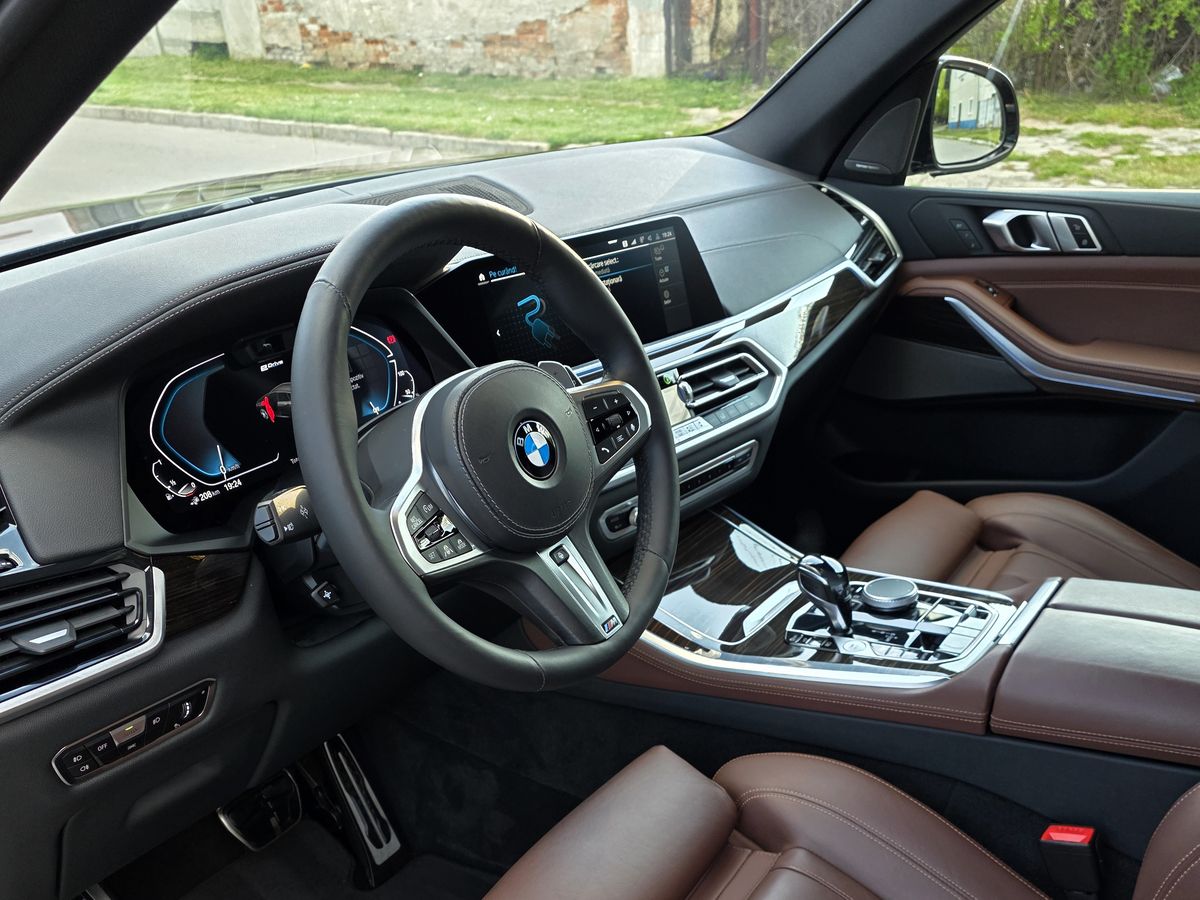 Interior BMW X5, bord și volan din piele maro, curățate și lustruite
