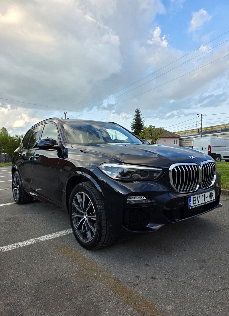 BMW X5 negru, exterior spălat și lustruit