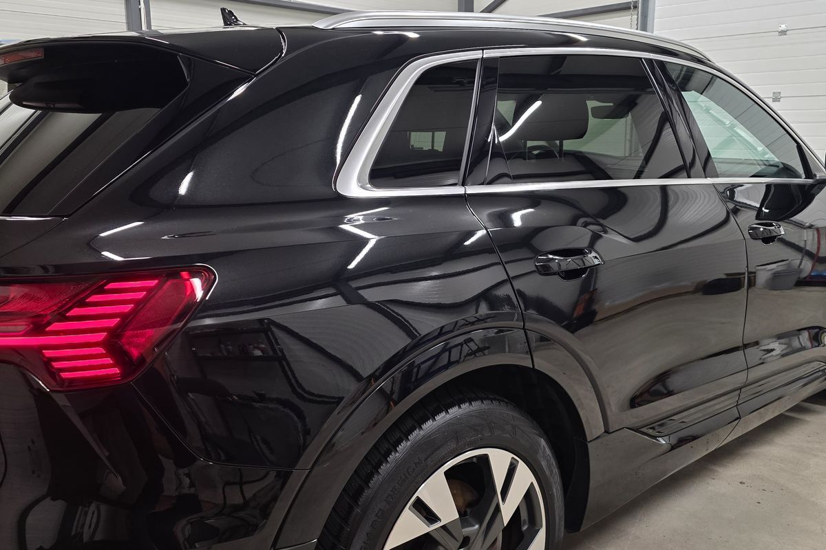 SUV negru, exterior spălat, vedere din spate
