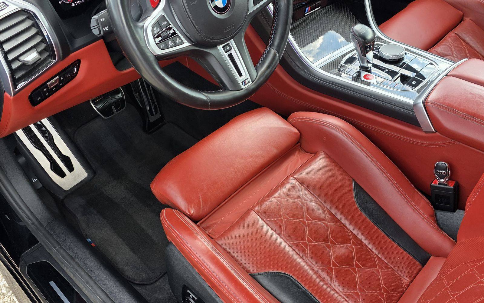 Interior auto cu tapițerie din piele roșie, curățat complet de Sanvera Detailing în Brașov