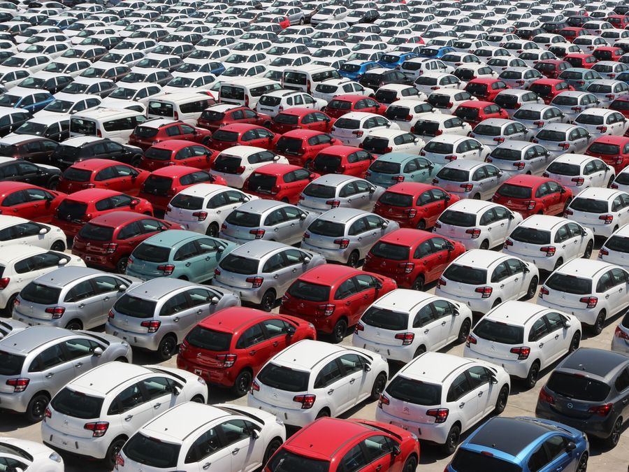Parc auto de dealer, cu mașini pregătite pentru vânzare